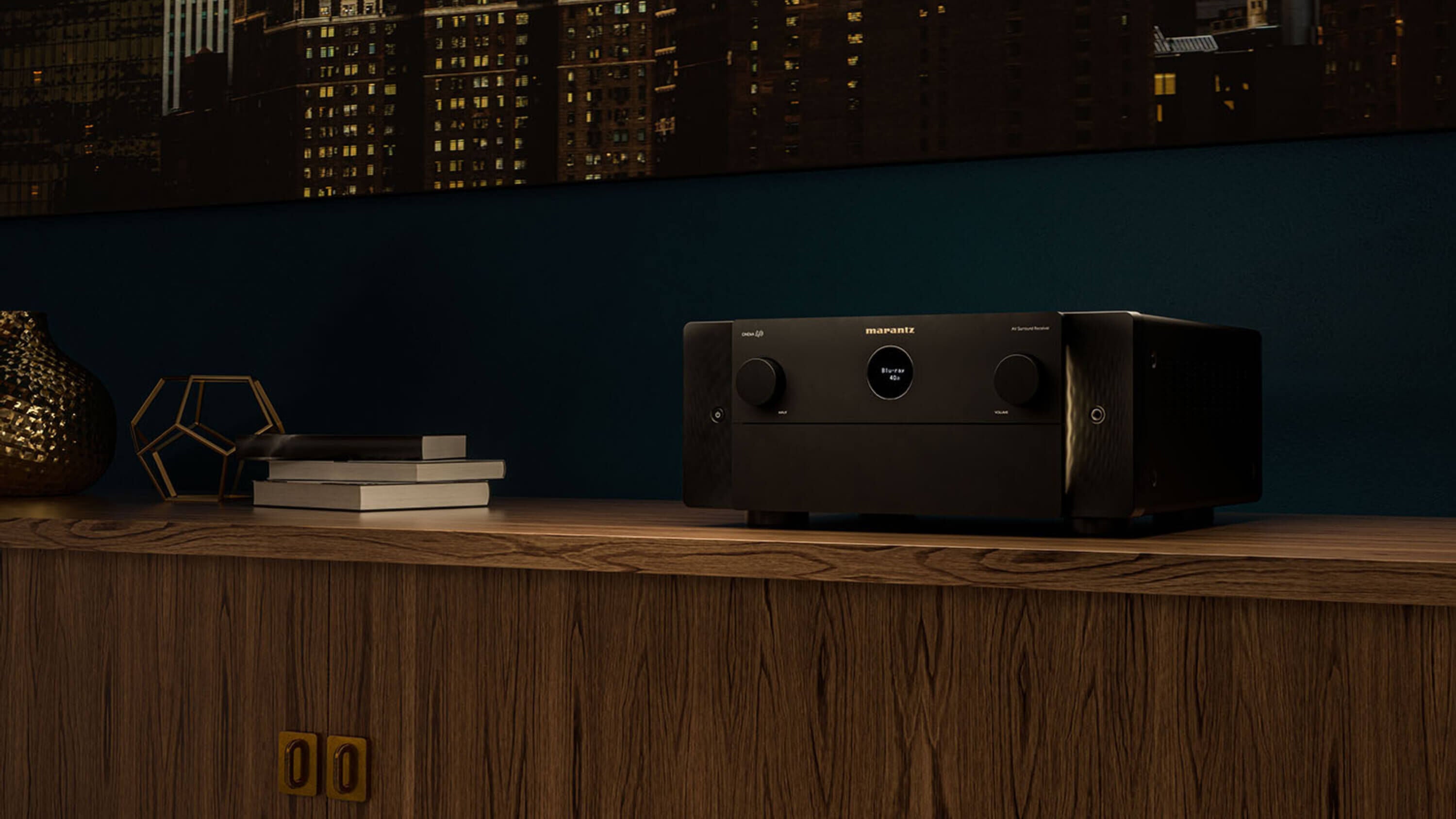 Marantz Cinema receiver AV pe comodă, cu proiecție cinematografică