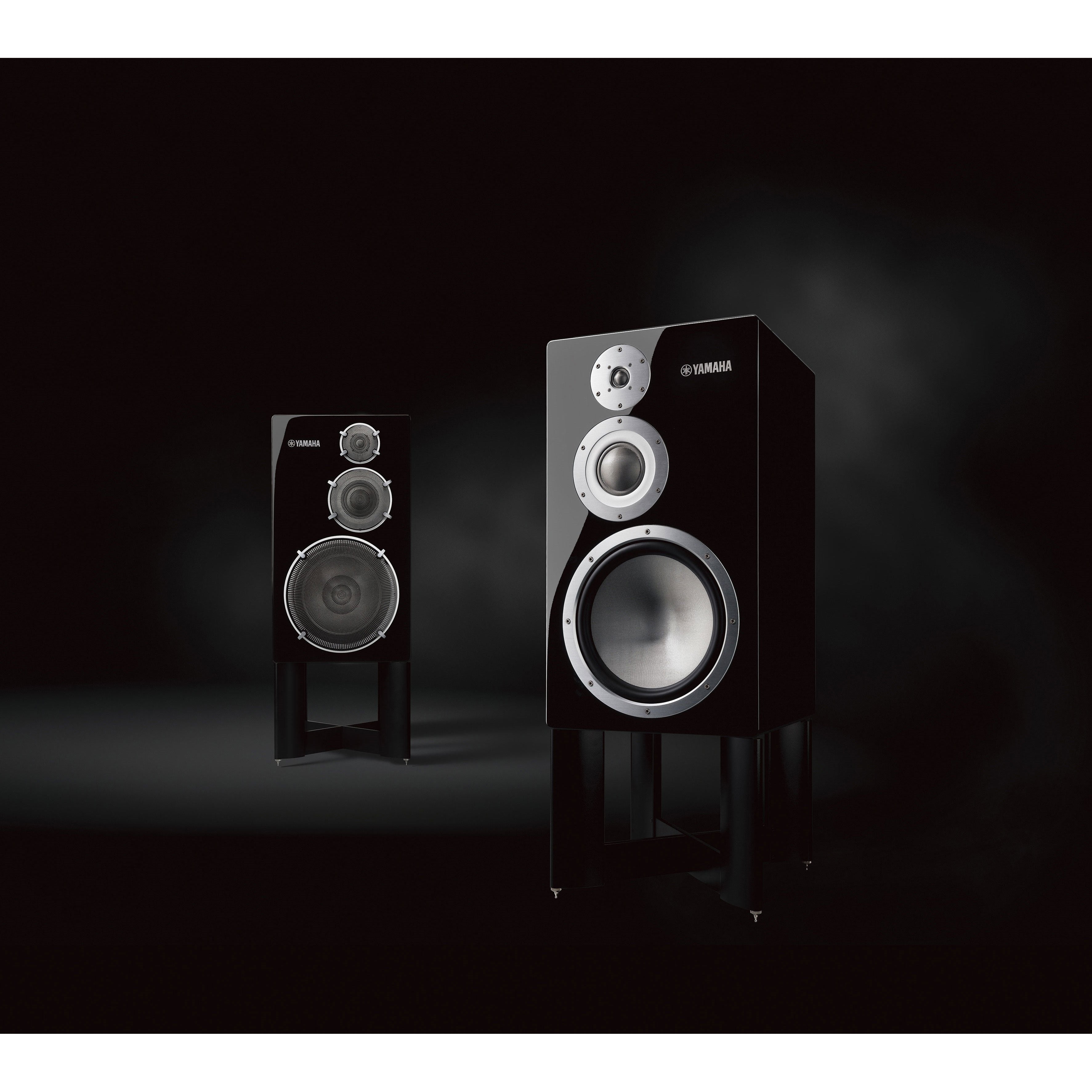 Boxe Yamaha NS-5000 negre, vedere frontală cu două unități. Prezintă difuzoare mari și logo Yamaha.