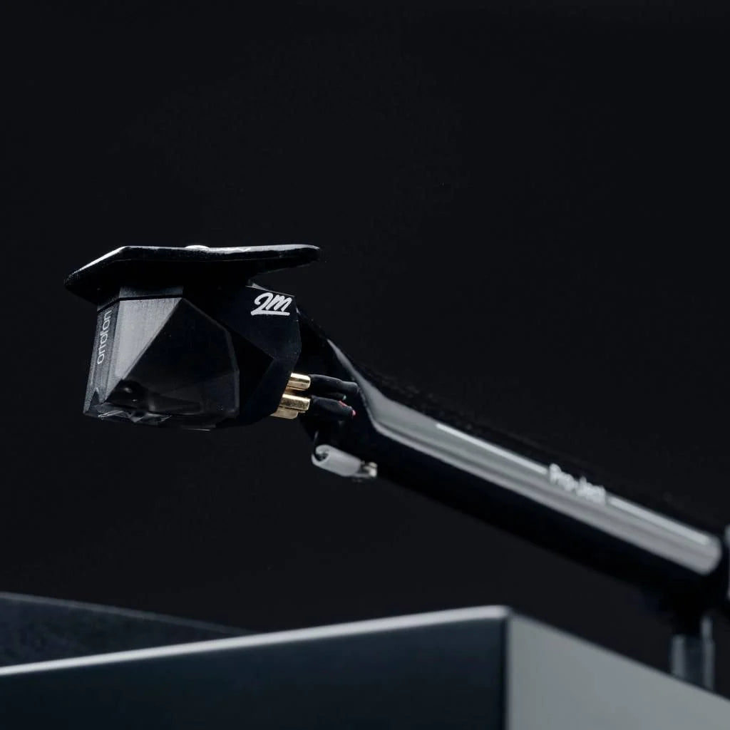 Braț pick-up Pro-Ject 2Xperience vedere laterală, cartuș Ortofon 2M montat, detalii conectori aurii.