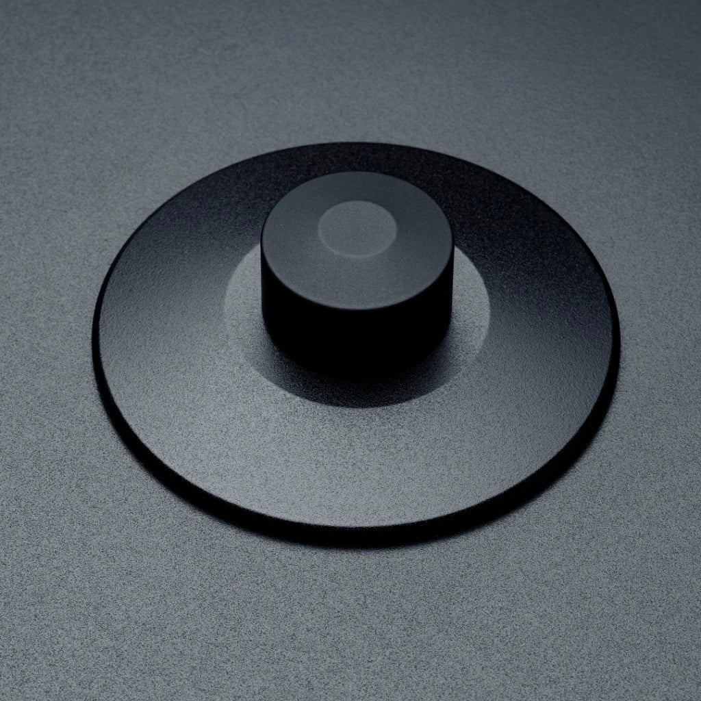 Vedere de sus a platanului negru al pick-up-ului Pro-Ject 2Xperience, cu ax central metalic vizibil.