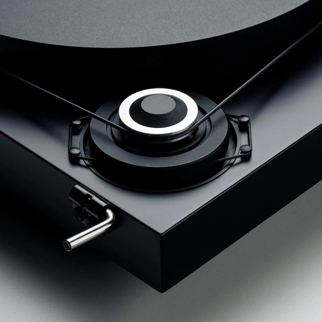 Detaliu unghiular al plintei negre Pro-Ject 2Xperience Pick-up cu motor extern și curea de transmisie.