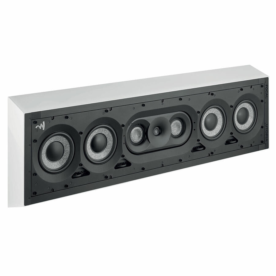 Ramă Focal 1000 IW LCR Utopia montată pe perete cu boxa instalată