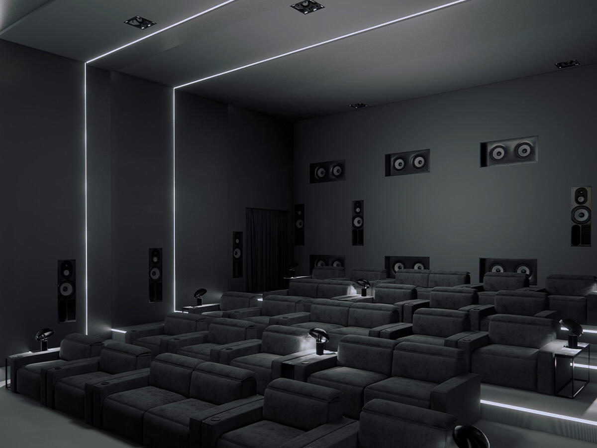 Sistem home theater cu boxe Focal Cinema LCR IN-WALL, montate pe perete într-o sală de cinema privată.