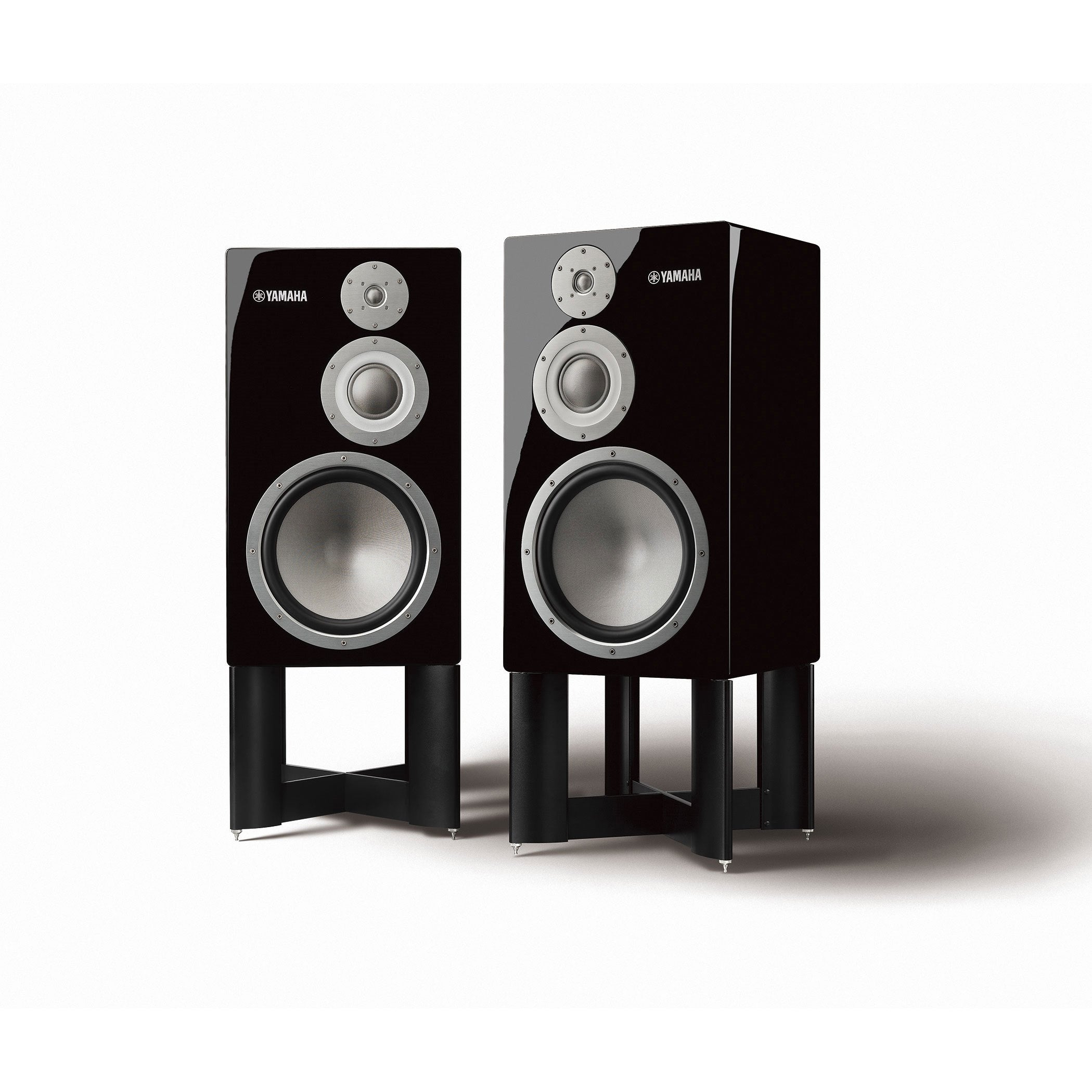 Boxe Yamaha NS-5000 negre, vedere frontală, evidențiind difuzoarele mari și medii, montate pe suporturi.