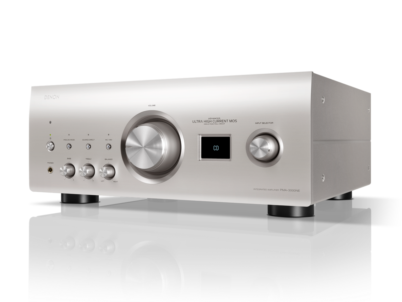Amplificator Denon PMA-3000NE argintiu, vedere frontală din dreapta. Afișaj CD, butoane volum și control.