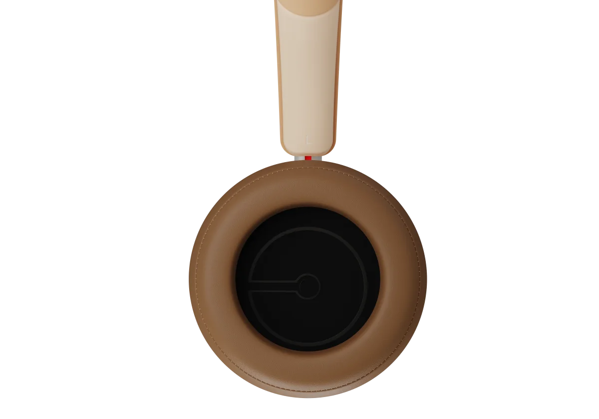 Dali iO-8 Căști Bluetooth, vedere de sus, culoare Caramel White, cu pernă auditivă maro și bandă ajustabilă.