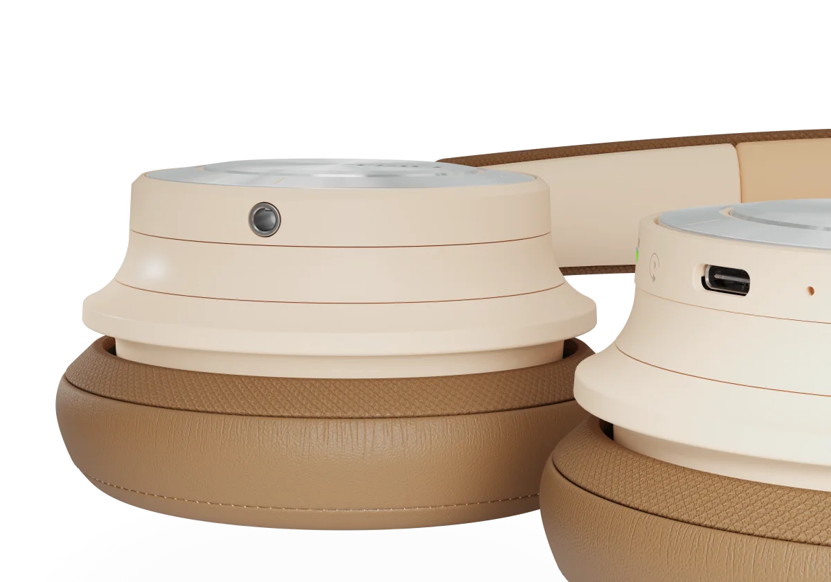 Căști Dali iO-8 Bluetooth, culoare Caramel White, vedere laterală. Detalii port USB și buton control.