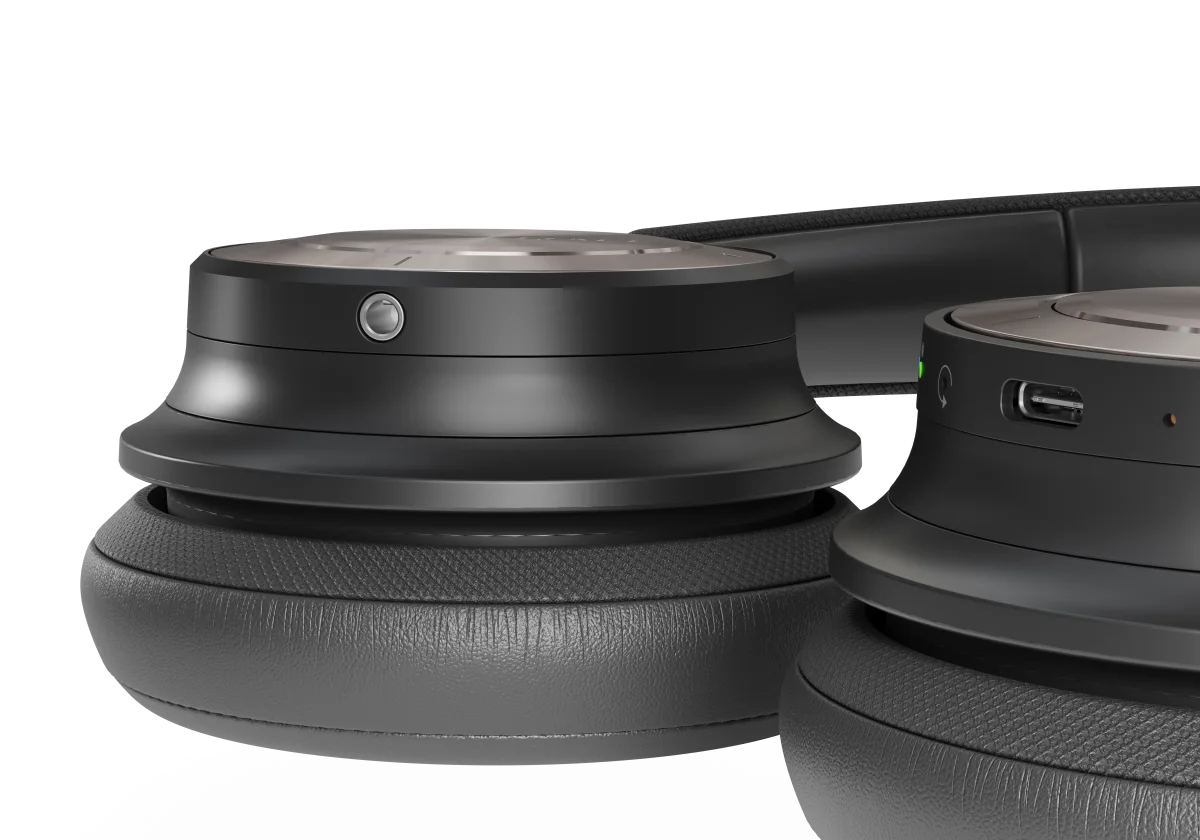 Căști Dali iO-8 Bluetooth, culoare Iron Black, vedere laterală. Se observă portul de încărcare USB-C.