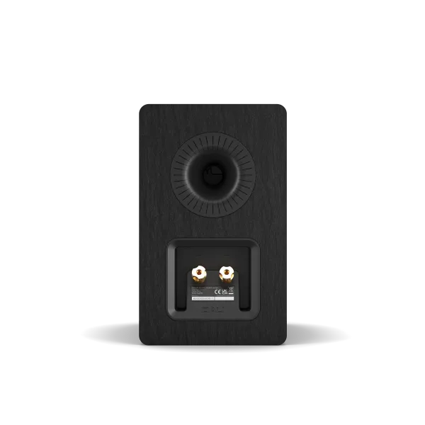 Spate boxă Dali Kupid Black Ash, conectori aurii pentru cabluri și port bass reflex vizibil.