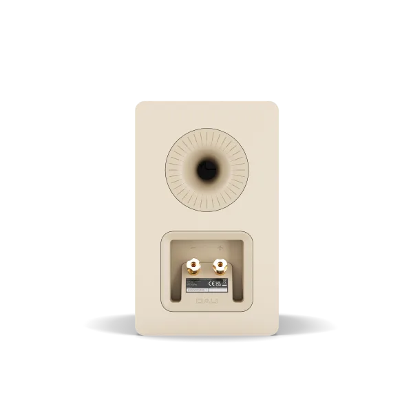 Spate boxă Dali Kupid Caramel White cu port bass reflex circular și conectori aurii pentru cabluri audio.