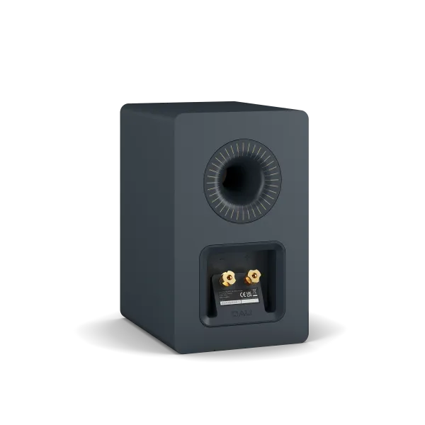 Spate boxă Dali Kupid culoare Chilly Blue, port bass reflex circular și conectori aurii pentru cabluri.