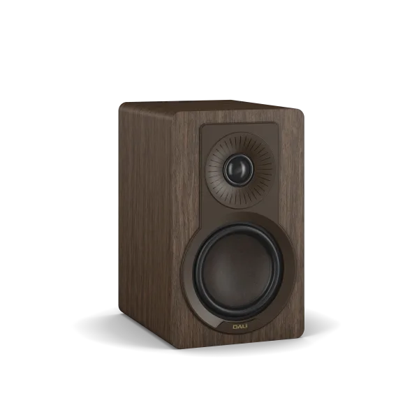 Boxă de raft Dali Kupid culoare Dark Walnut, vedere frontală stânga, tweeter și woofer vizibile.