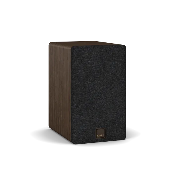 Boxă de raft Dali Kupid culoare Dark Walnut, vedere frontală laterală cu grilaj textil montat.