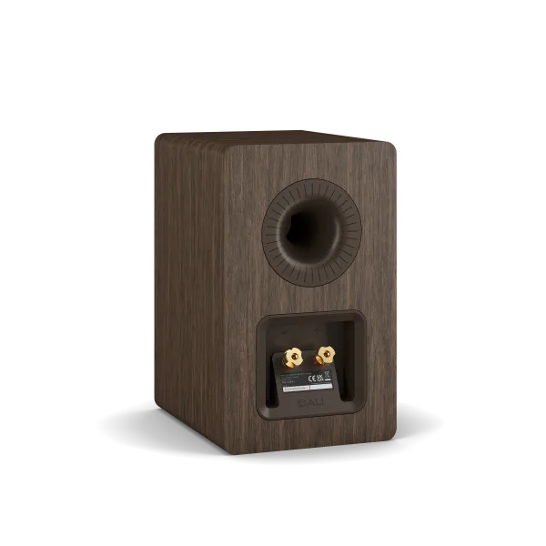 Spatele boxei de raft Dali Kupid culoare Dark Walnut, cu port bass reflex și conectori aurii vizibili.