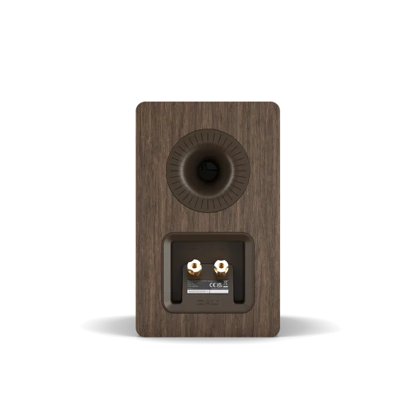Boxa Dali Kupid culoare Dark Walnut, vedere din spate, cu port bass reflex și conectori bi-wire placați.