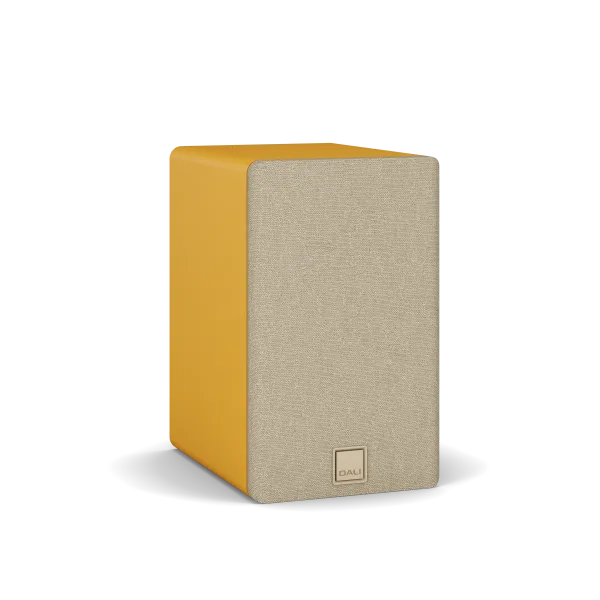 Boxă de raft Dali Kupid Golden Yellow, vedere frontală-stânga, grilaj textil bej și logo DALI vizibil.