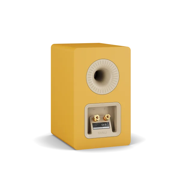 Boxă Dali Kupid galben auriu, vedere din spate cu port bass reflex și conectori audio placați cu aur.