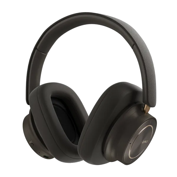 Căști Bluetooth Dali iO-12, culoare dark chocolate, vedere laterală. Cupe mari, bandă căptușită.