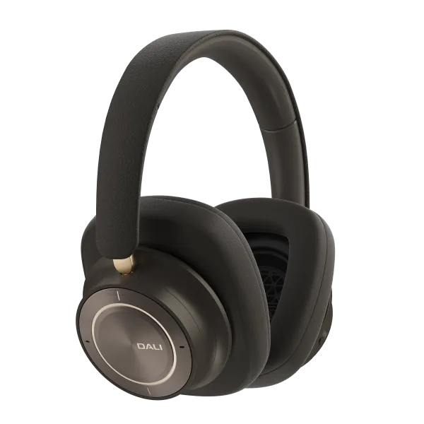 Căști Bluetooth Dali iO-12, culoare dark chocolate, vedere laterală, cupe mari și bandă căptușită.
