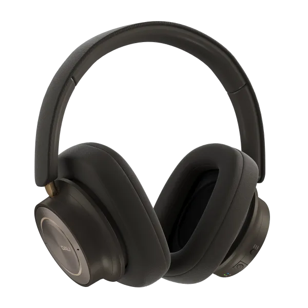 Dali iO-12 Căști Bluetooth, vedere laterală, culoare dark chocolate, cupe mari și bandă căptușită.