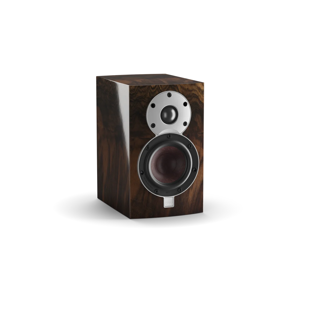Boxă Dali MENUET SE în culoarea "wild walnut", vedere frontală, cu tweeter și woofer vizibile.#color_wild-walnut