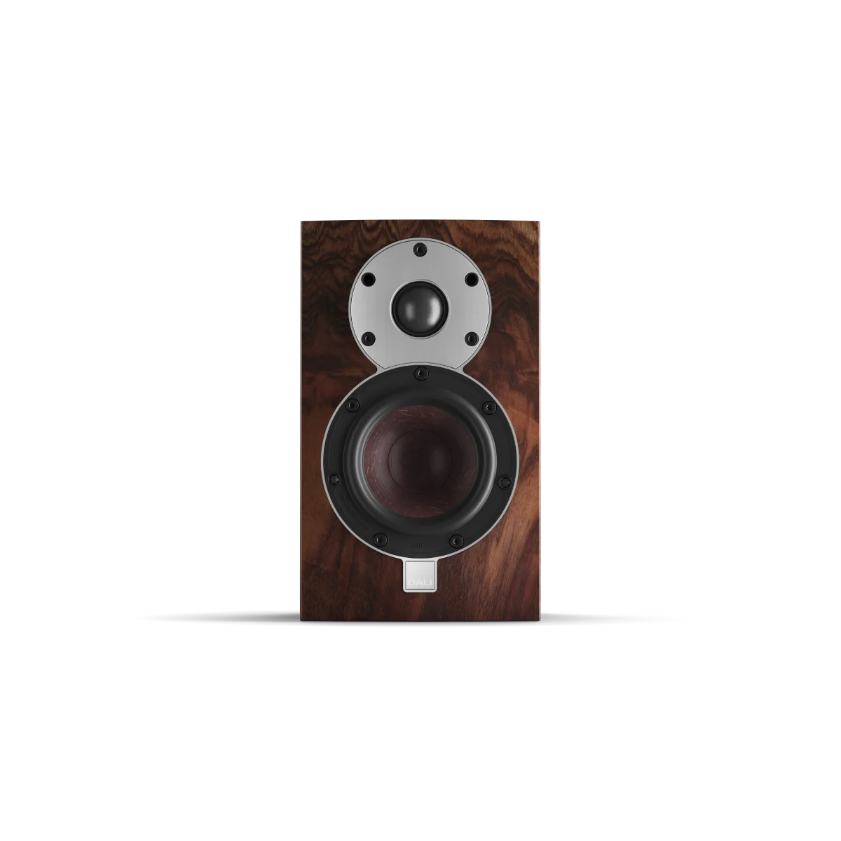 Boxa Dali MENUET SE, vedere frontală, finisaj nuc sălbatic, cu tweeter și woofer vizibile. Ideală pentru audiofili.