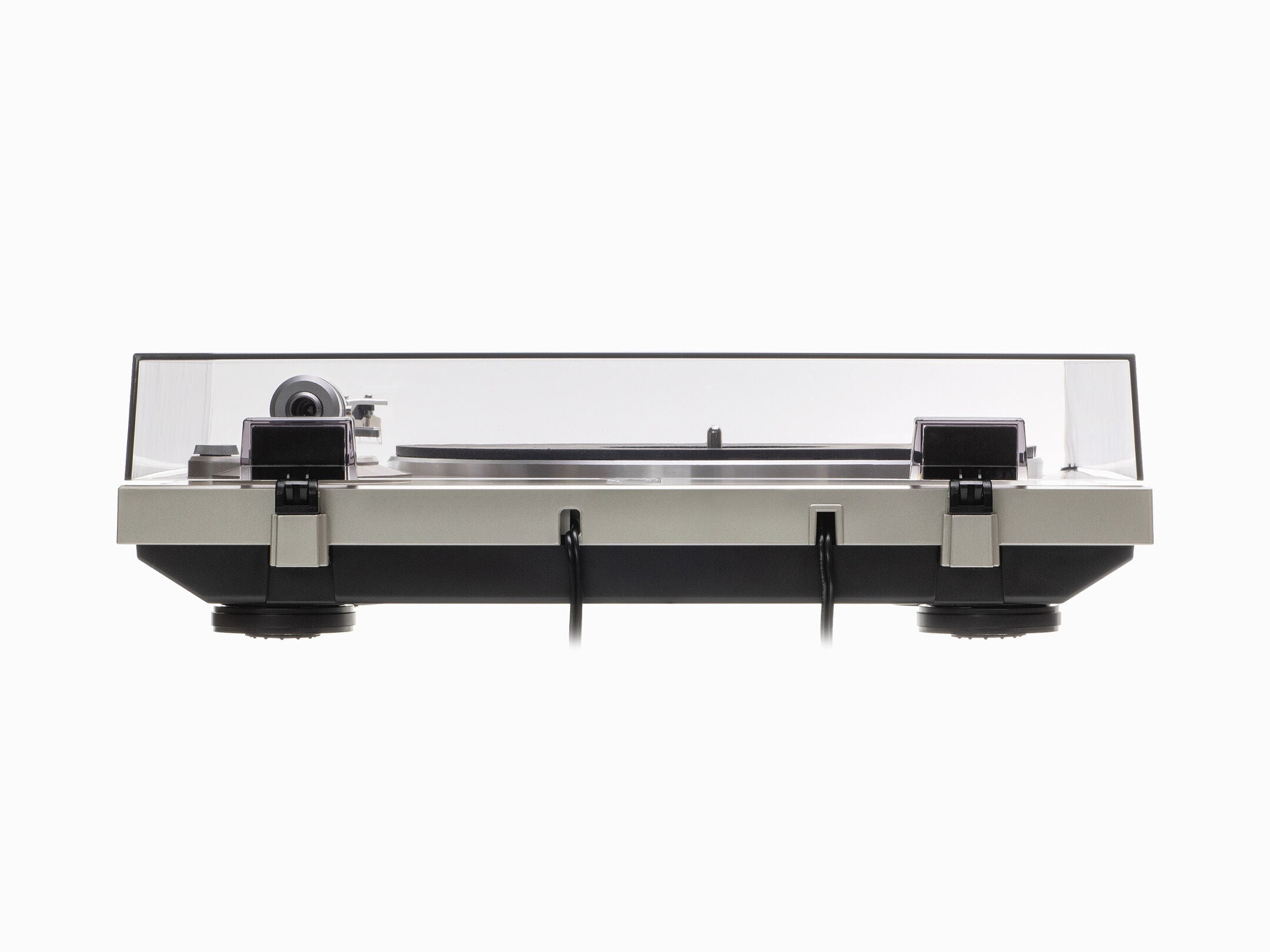 Denon DP-300F Pick-Up negru, vedere din spate. Se observă conectorii și capacul transparent de protecție.