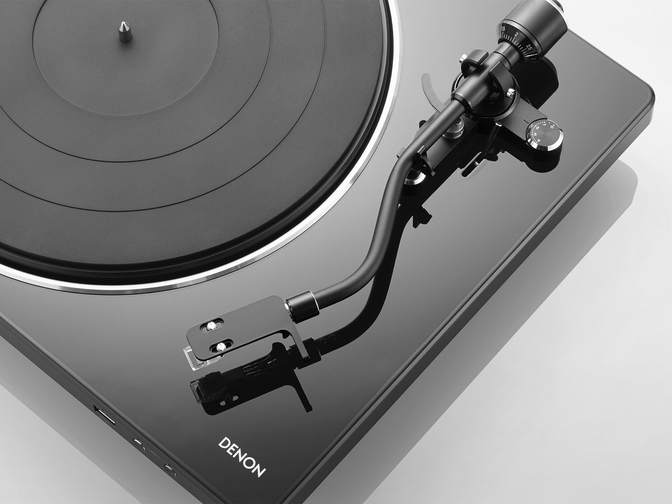 Close-up Denon DP-450USB, culoare neagră, arătând brațul tonearm și platanul. Vedere detaliată a butoanelor de control.