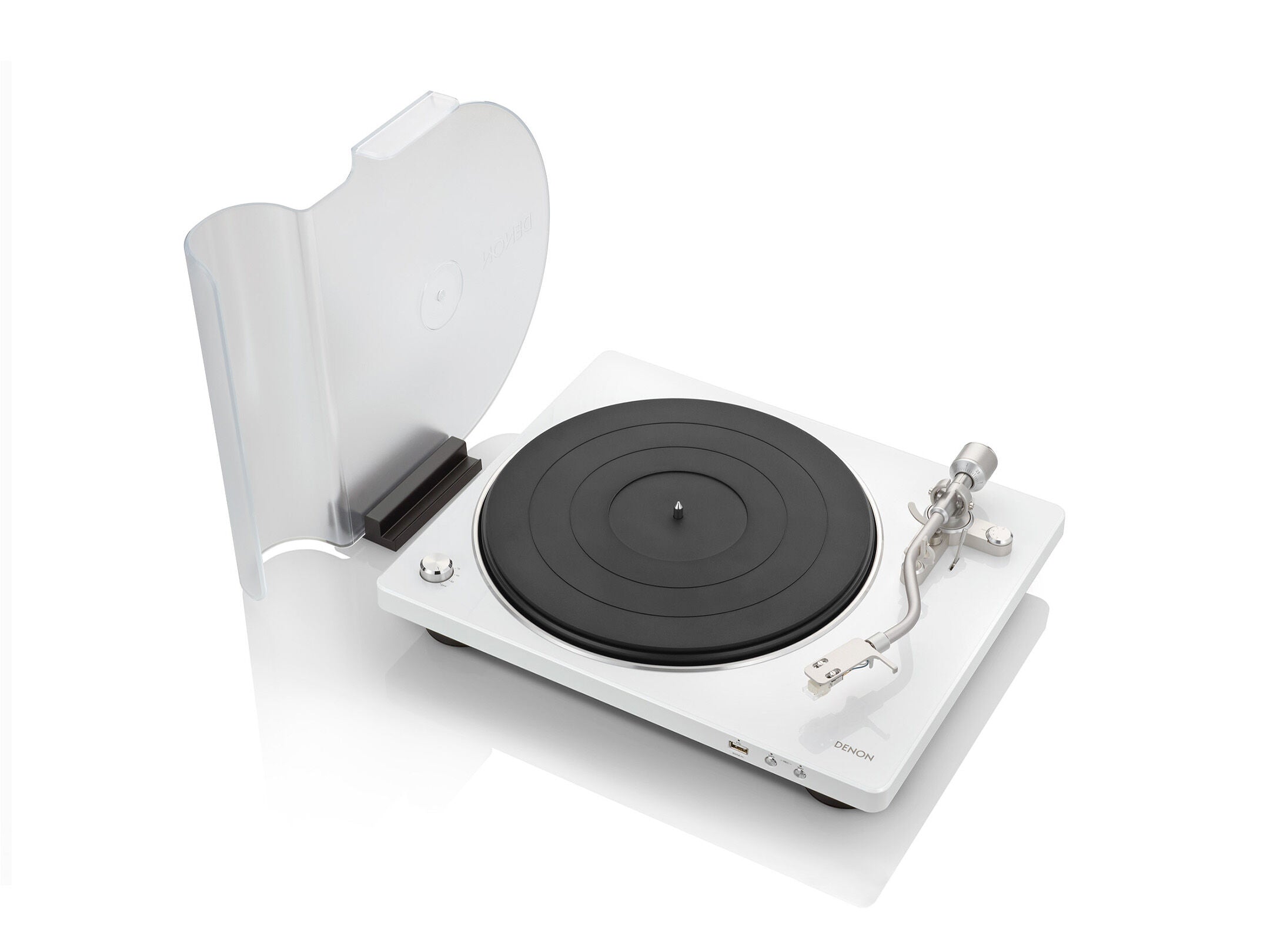Pick-up Denon DP-450USB, vedere de sus, alb. Prezintă capota de protecție deschisă și brațul de ton.