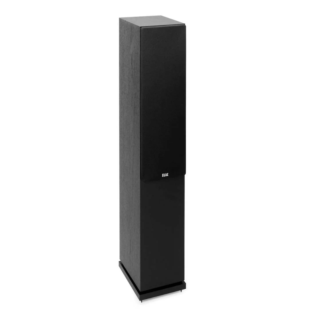 Boxă de podea ELAC Debut DF5.2 neagră, vedere frontală laterală, grilaj frontal montat, bază stabilă.
