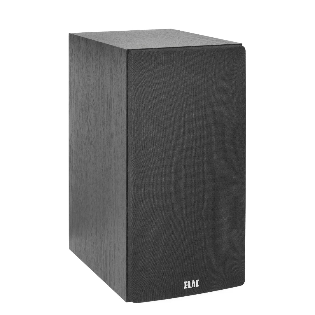 Boxă de raft ELAC Debut B6.2 neagră, vedere frontală laterală cu grilaj textil și finisaj din lemn.