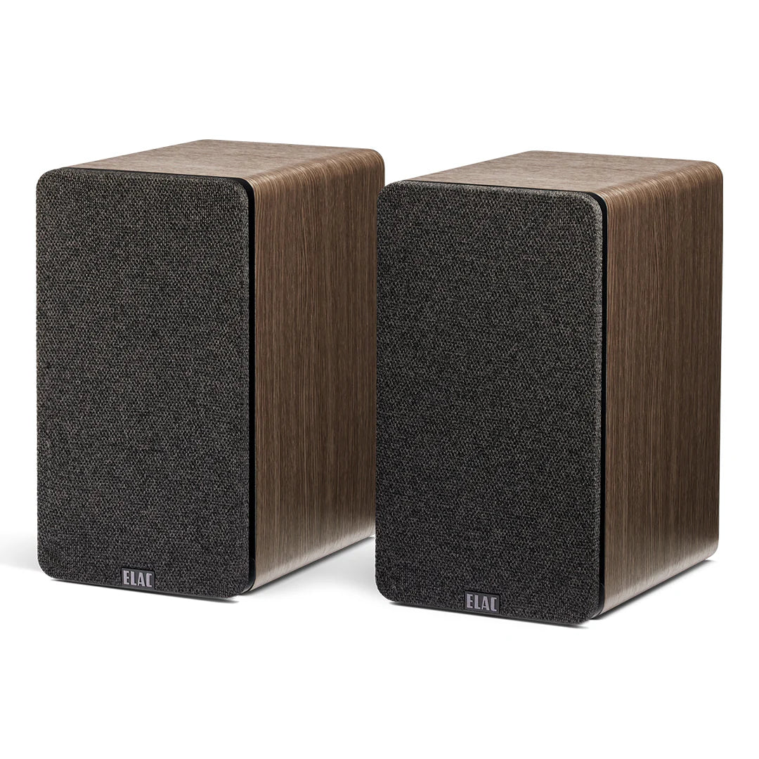 Boxe active Elac Debut ConneX DCB41 culoare Walnut, vedere frontală cu grile textile montate.