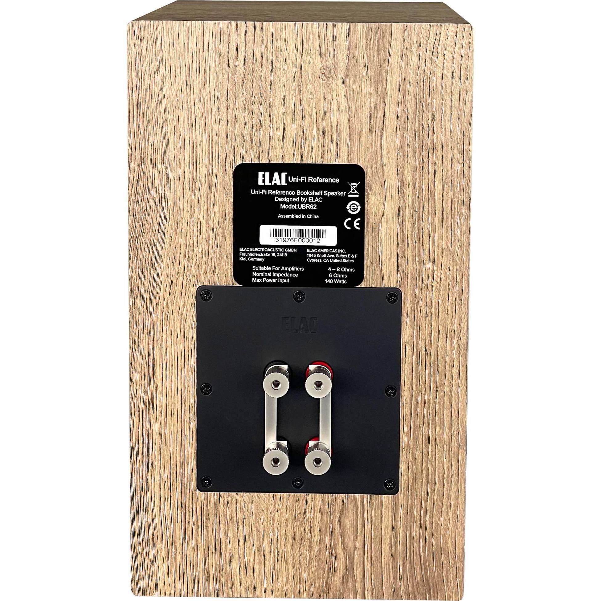 Spatele boxei Elac Uni-Fi Reference UBR62 White/Wood cu conectori bi-wire și etichetă specificații tehnice.
