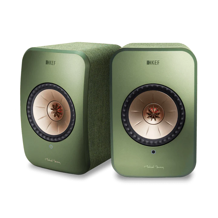Boxe active KEF LSX II verzi, vedere frontală pereche, difuzoare Uni-Q vizibile, logo și LED frontal.