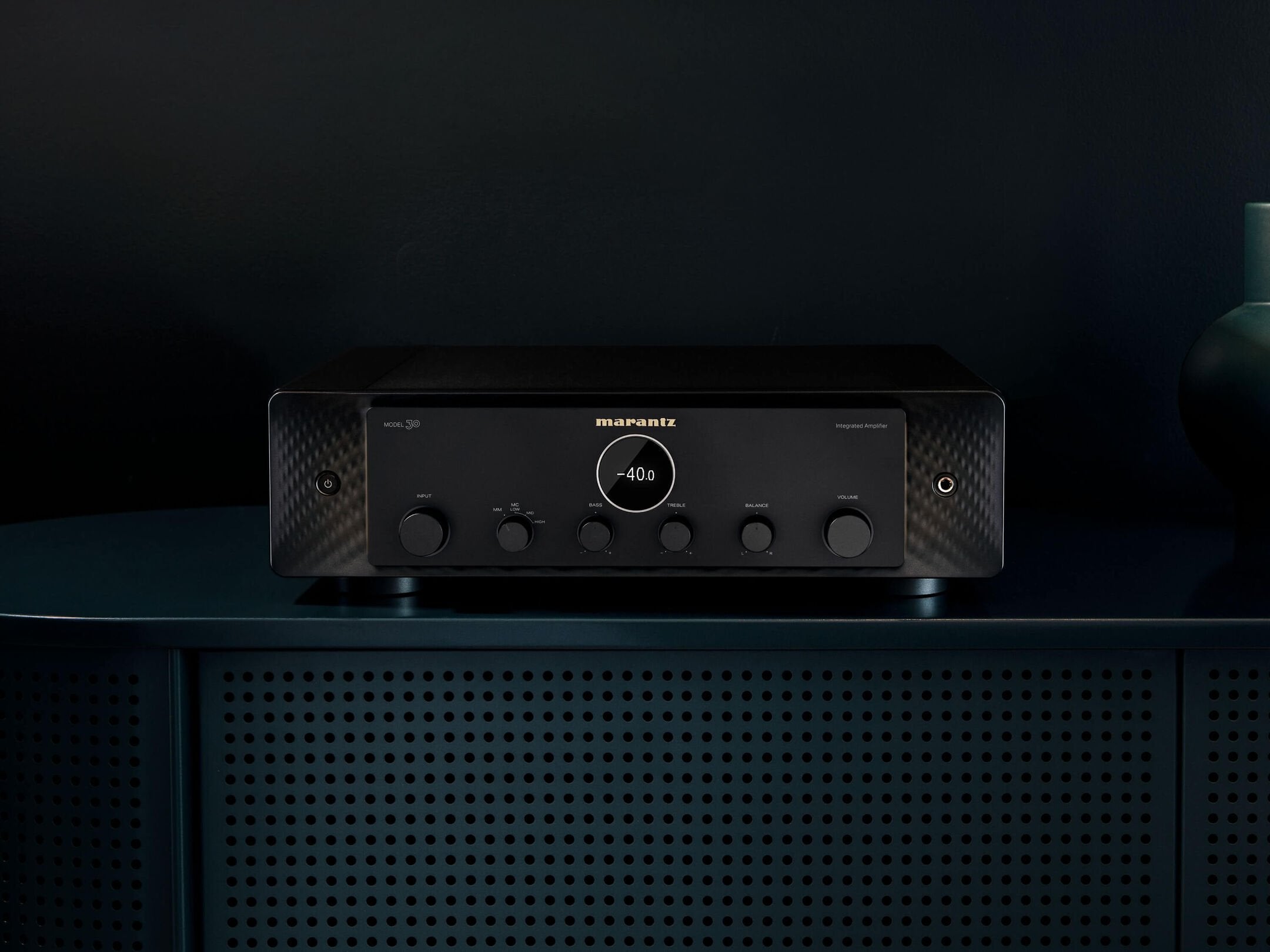Amplificator Marantz Model 30 negru, vedere frontală, butoane de control și afișaj digital vizibile.
