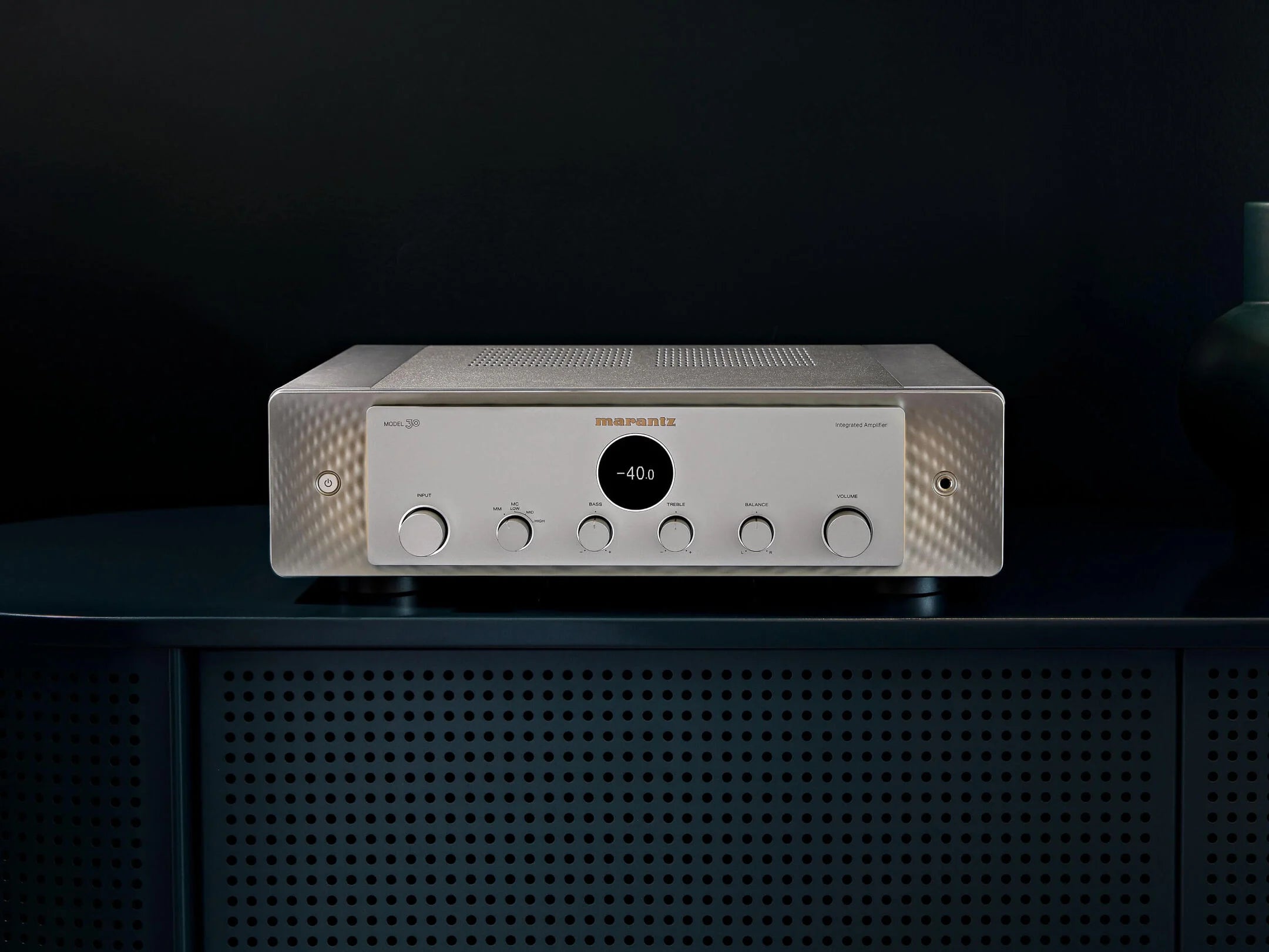 Amplificator Marantz Model 30 argintiu, vedere frontală, afișaj digital central și butoane de control vizibile.