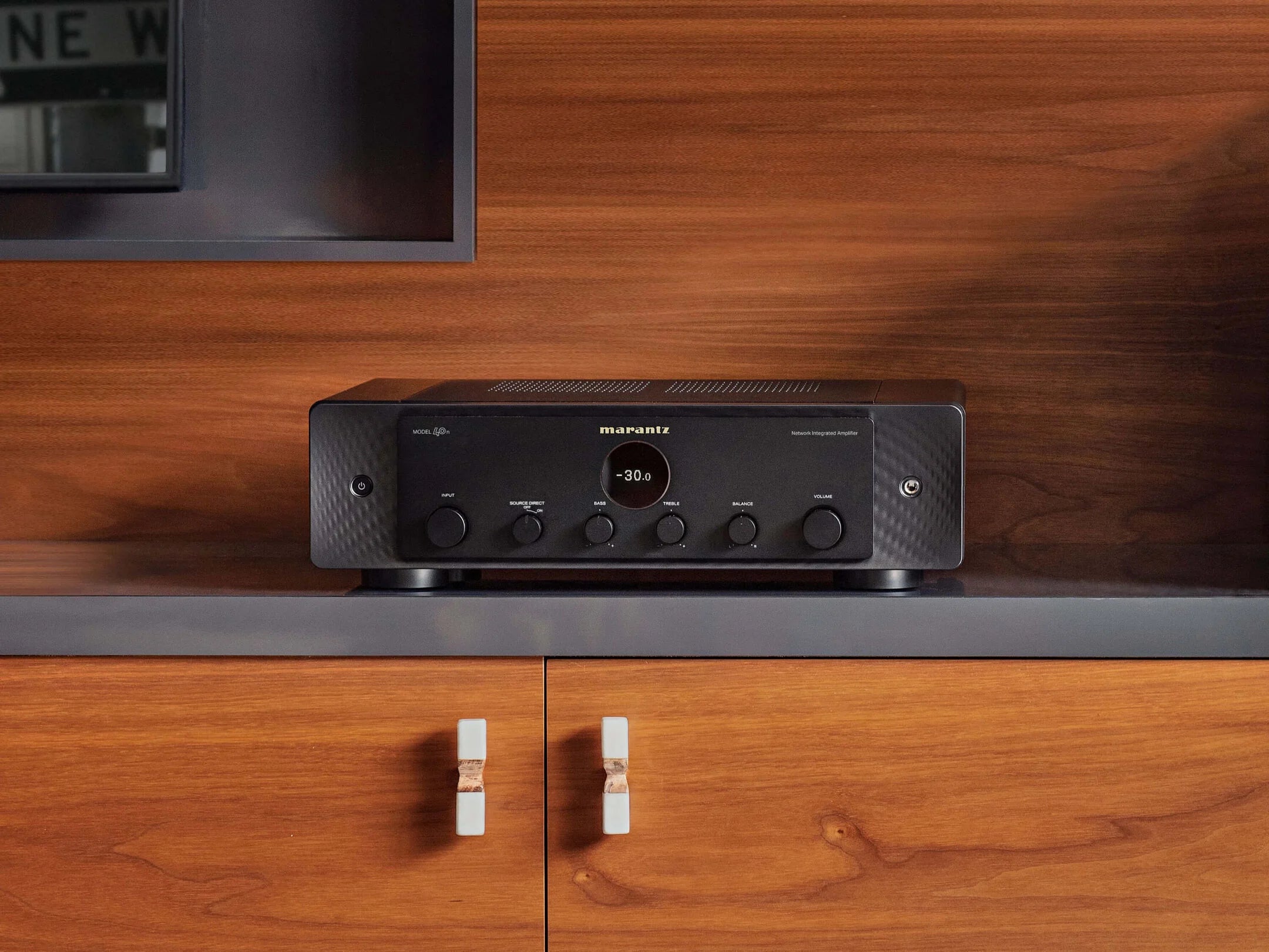Amplificator Marantz Model 40n negru, vedere frontală, butoane de control vizibile pe raft din lemn.