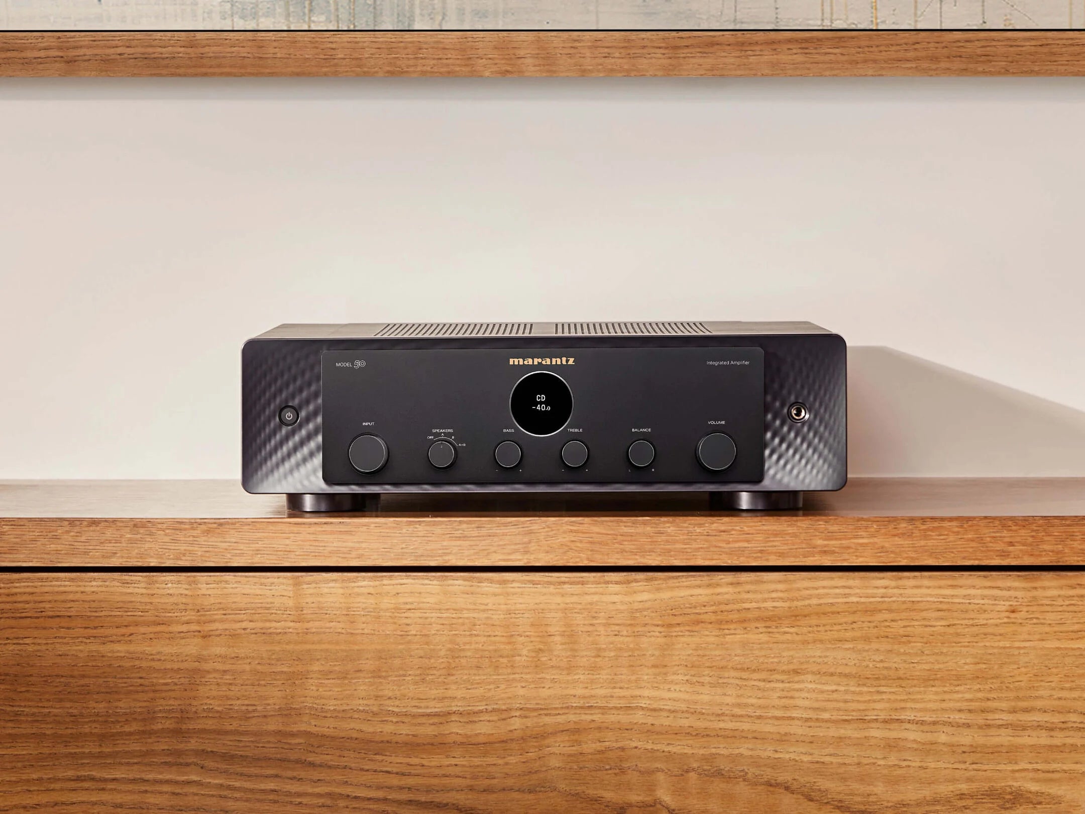 Amplificator Marantz Model 50 negru, vedere frontală, afișaj central și butoane de control vizibile.