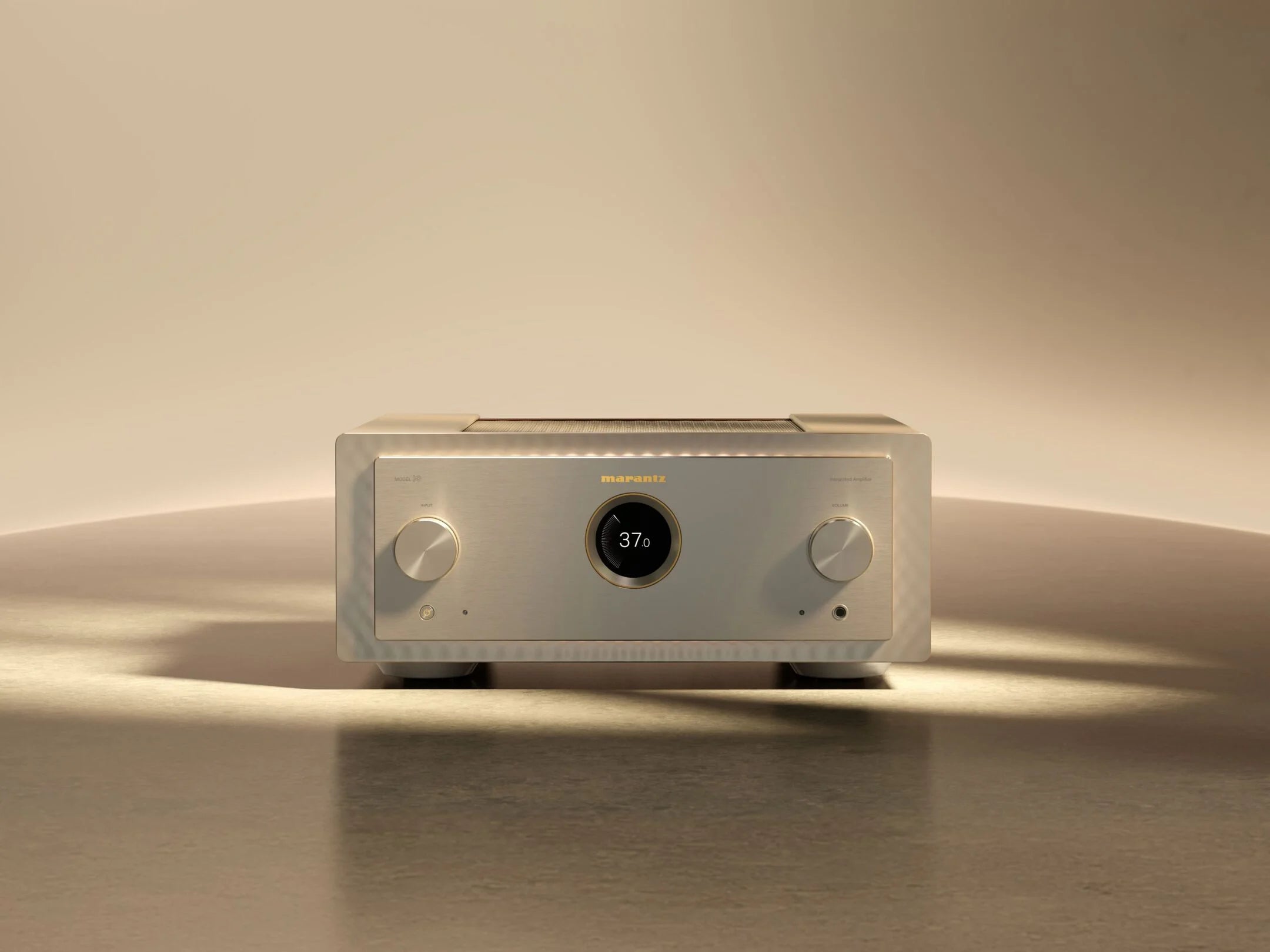 Amplificator Marantz Model 10, vedere frontală, culoare argintie, afișaj central rotund, butoane mari.