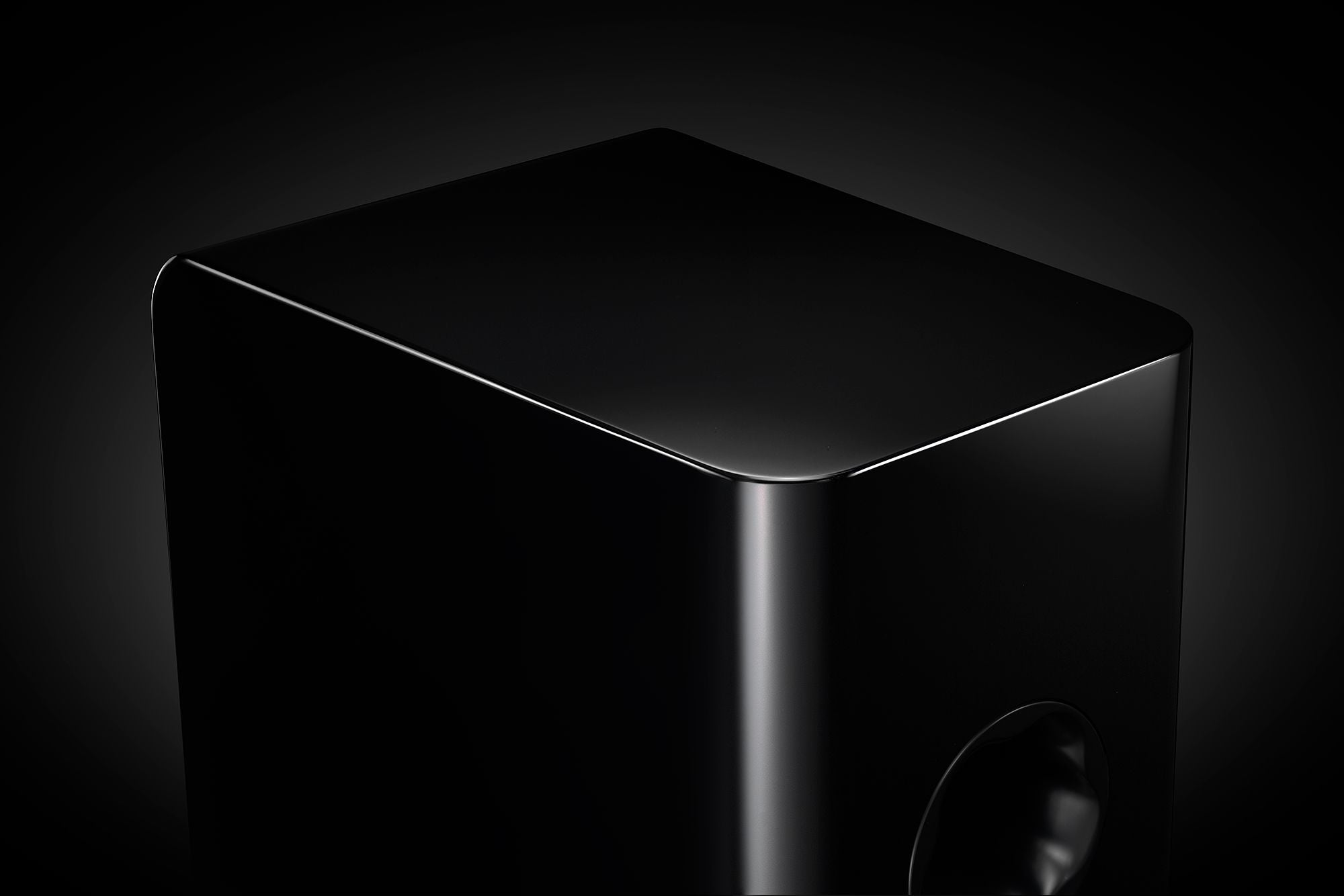 Colțul superior al boxei Yamaha NS-800A, negru lucios, evidențiind finisajul neted și portul lateral.