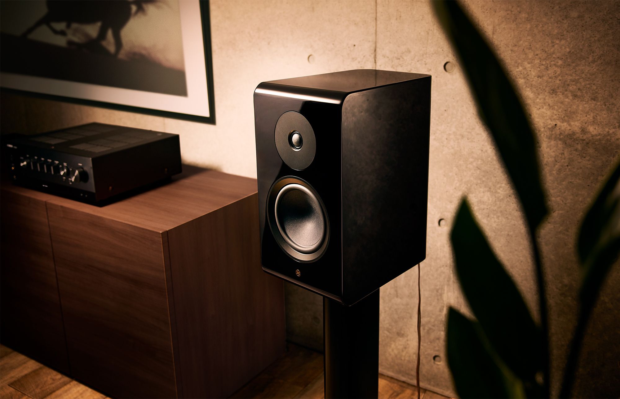 Boxă Yamaha NS-800A, vedere laterală cu finisaj negru, amplasată pe suport, lângă un amplificator negru.