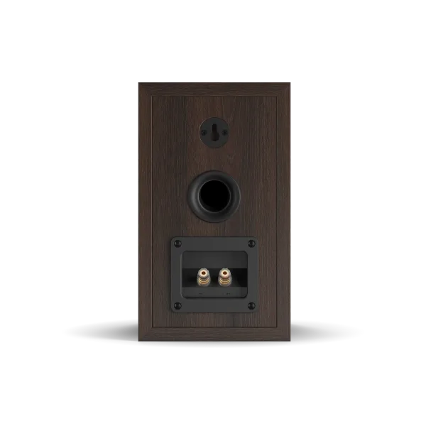Spatele boxei Dali OBERON 1 în culoare nuc închis, cu port bass reflex și conectori pentru cabluri audio.