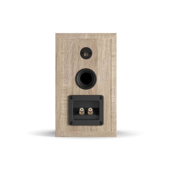 Spatele boxei Dali OBERON 1, culoare stejar deschis, arată portul bass reflex și conectorii audio.