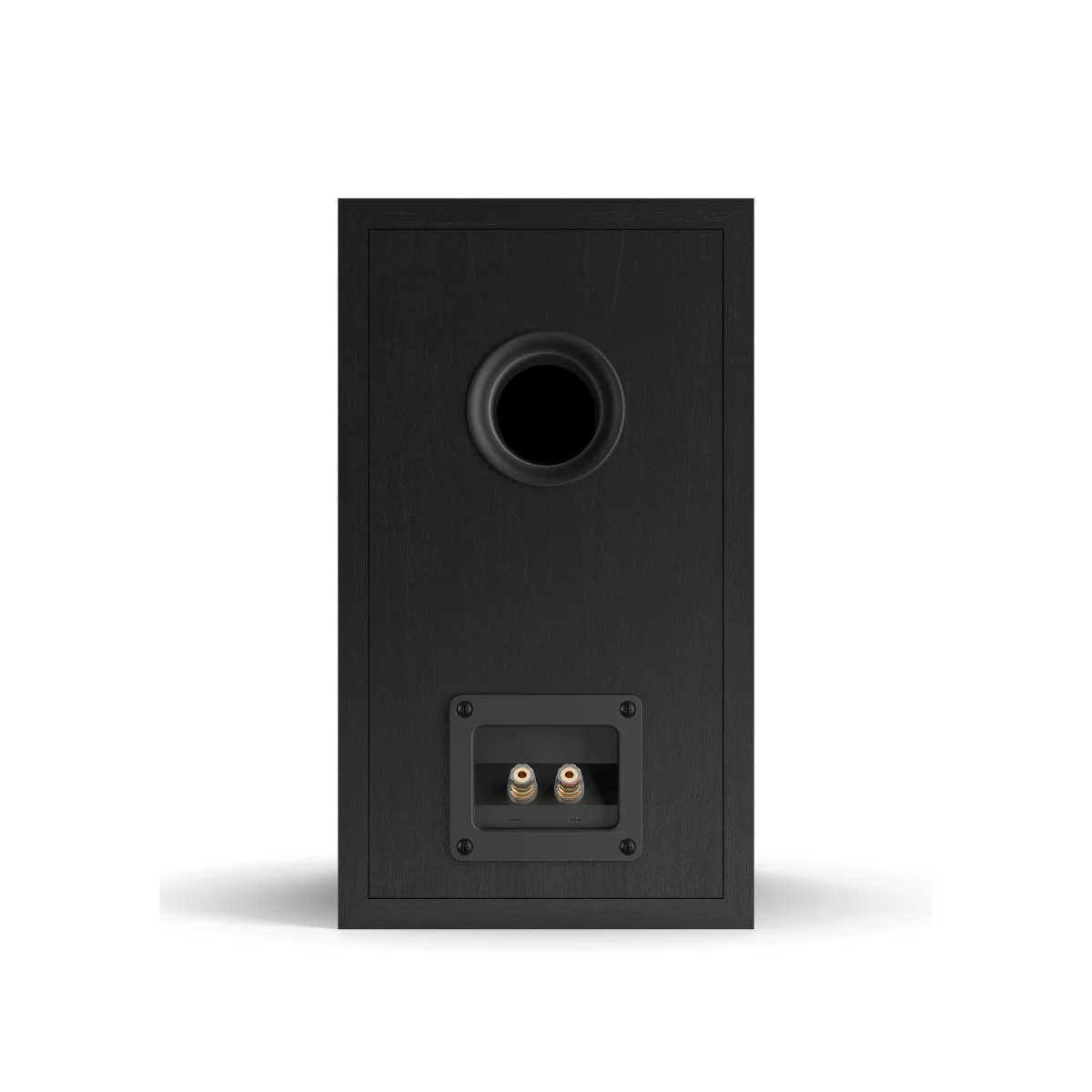 Spatele boxei Dali OBERON 3 în culoarea Black Ash, arătând portul bass reflex și conectorii de cablu.