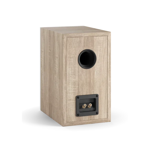 Spatele boxei Dali OBERON 3, culoare stejar deschis, cu port bass reflex și conectori audio vizibili.
