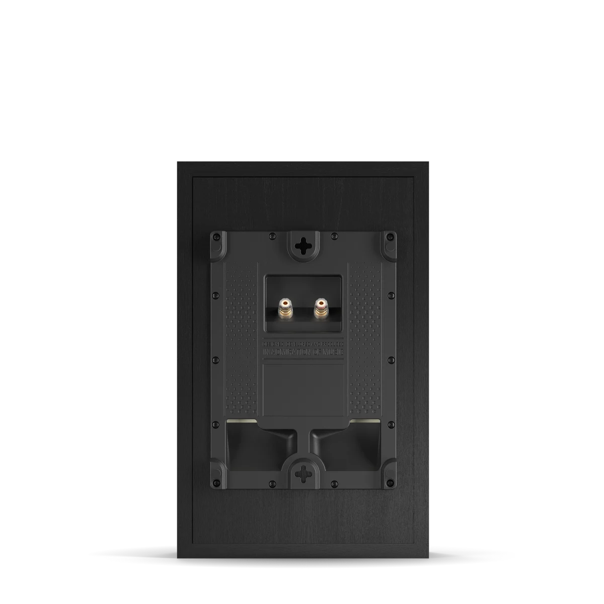 Spatele boxei Dali OBERON ON-WALL în finisaj Black Ash, cu conectori de cablu vizibili și suport de montare.