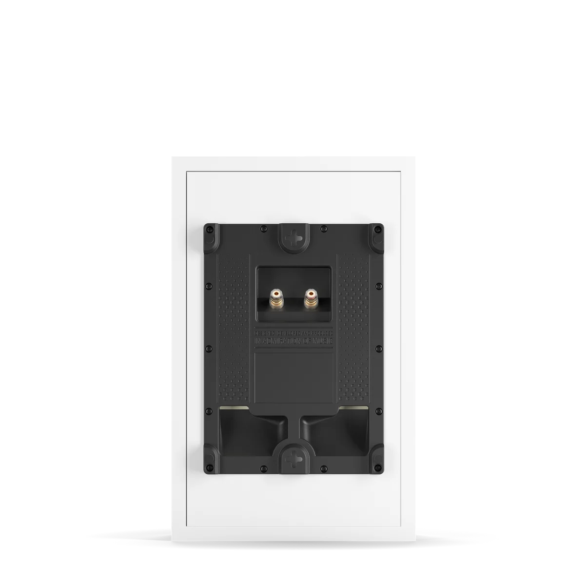 Spatele boxei Dali OBERON ON-WALL alb, cu conectori pentru cabluri și suporturi de montare vizibile.