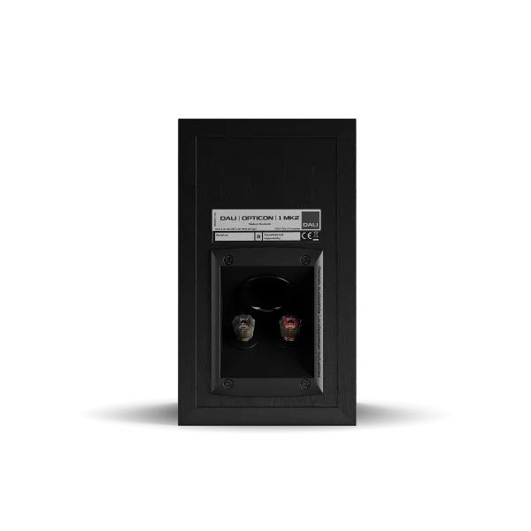 Spatele boxei Dali OPTICON 1 MK2, culoare Black Ash, cu conectori și eticheta specificațiilor vizibile.