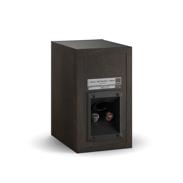 Spatele boxei Dali OPTICON 1 MK2 în culoarea tobacco oak, arată conectorii și panoul de specificații.