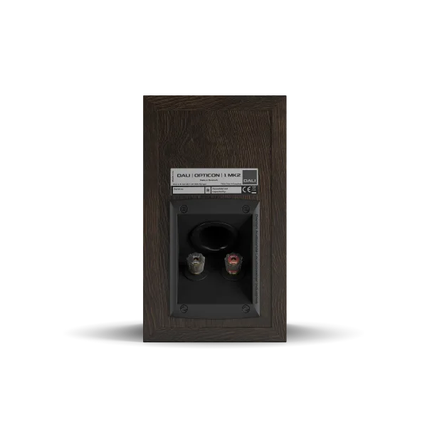Spatele boxei Dali OPTICON 1 MK2 în culoarea tobacco oak, arătând conectorii și portul bass reflex.